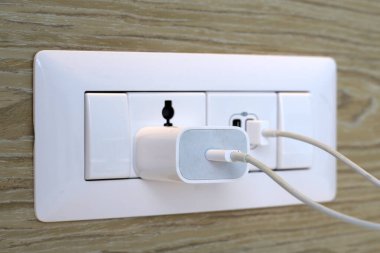 Elle şarj aletinin fişini prize tak..