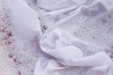 Çamaşır konsepti, suya batırılmış beyaz gömlek deterjan çözeltisi, çamaşır bezi.