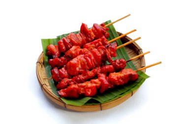 Tayland usulü ızgara tavuk. Tayland tavuk şişi sokak yemeği.