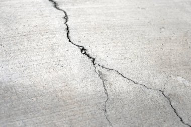 Çatlak beton geçit dokusu arkaplanı.