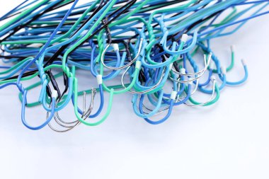 Beyaz arka planda elbise askıları.