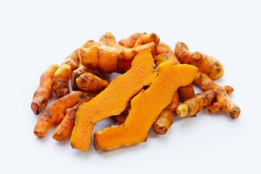 Beyaz arkaplanda zerdeçal kökleri.