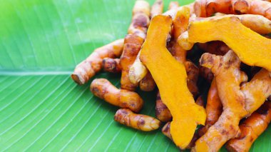 Muz yaprağında zerdeçal kökleri