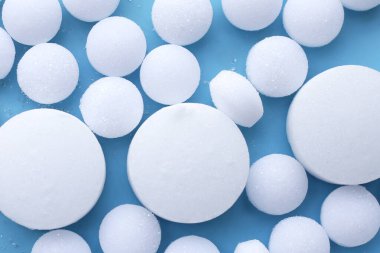 Mavi arkaplanda beyaz naftalin.