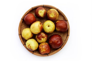 Beyaz arka plan üzerinde taze hünnap meyve