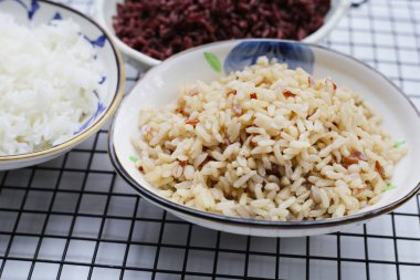 Kase içinde beyaz, kahverengi, siyah pirinç.