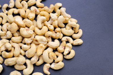 Koyu arkaplanda kaju fıstığı.