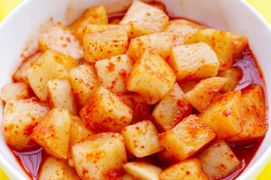 Daikon Kimchi. Lezzetli ve baharatlı.