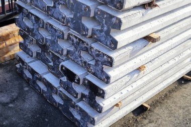 İnşaat alanındaki beton yığınları