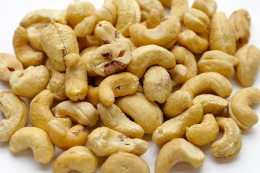 Beyaz arka planda kaju fıstığı.