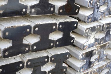 İnşaat alanındaki beton yığınları