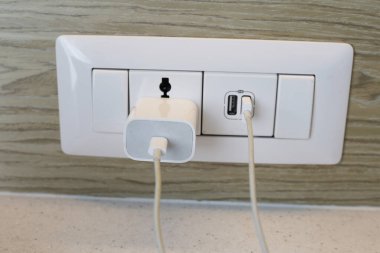 Elle şarj aletinin fişini prize tak..