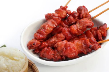 Tayland usulü ızgara tavuk. Tayland tavuk şişi sokak yemeği.