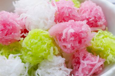 Tatlı hindistan cevizi topları, çıtır hindistan cevizi şekerlemeleri (Maprao Gaew). Geleneksel Tayland tatlısı