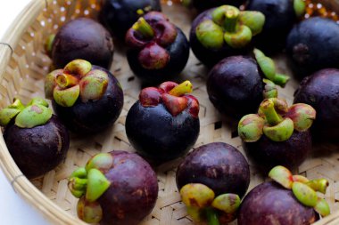 beyaz arka planda taze mangosteen meyvesi.