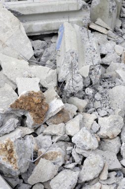 Kırık beton, yıkım üstüne yıkım.