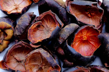 Beyaz arka planda kurumuş mangosteen kabukları.