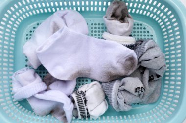 Kirli beyaz çoraplar çamaşır sepetinde