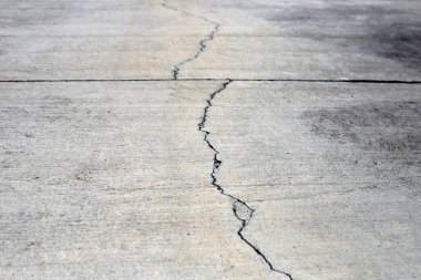 Çatlak beton zemin dokusu arkaplanı.
