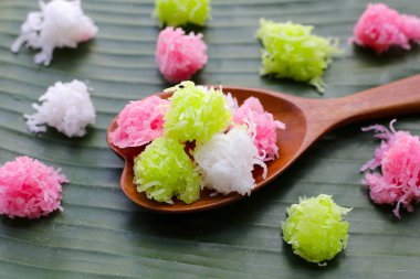 Tatlı hindistan cevizi topları, çıtır hindistan cevizi şekerlemeleri (Maprao Gaew). Geleneksel Tayland tatlısı