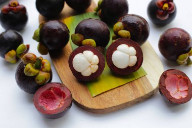 beyaz arka planda taze mangosteen meyvesi.