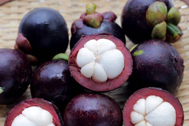 beyaz arka planda taze mangosteen meyvesi.