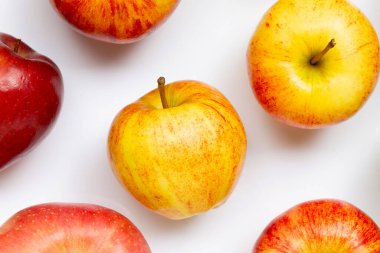 Beyaz arkaplandaki taze elmaların çeşitliliği.