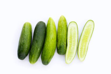 Beyaz arka planda taze salatalıklar.