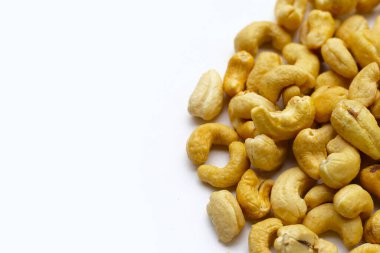 Beyaz arka planda kaju fıstığı.