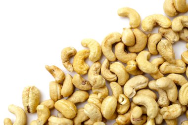 Beyaz arka planda kaju fıstığı.
