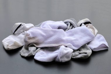 Koyu arkaplanda kirli beyaz çoraplar.