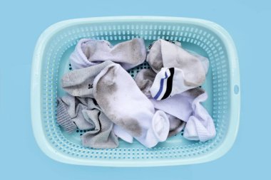 Kirli beyaz çoraplar çamaşır sepetinde