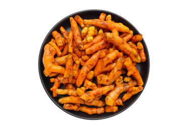 Beyaz arkaplanda zerdeçal kökleri.