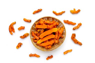 Beyaz arkaplanda zerdeçal kökleri.