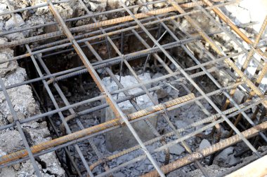 Beton yığınıyla beton dökmeden önce takviye, beton zemin