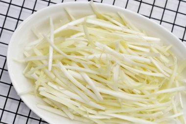 Beyaz arkaplanda beyaz sarımsak soğanı..