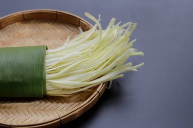 Koyu arkaplanda beyaz sarımsak soğanı..