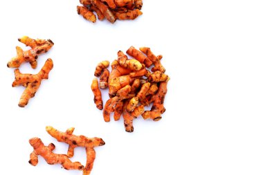 Beyaz arkaplanda zerdeçal kökleri.