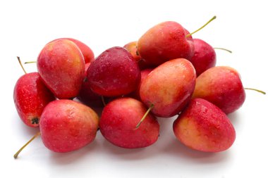 Beyaz arkaplanda taze kırmızı elmalar