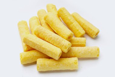 Beyaz arka planda patlamış mısır atıştırması