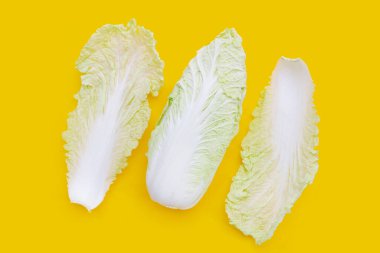 Çin Lahanası Sarı zemin üzerine.