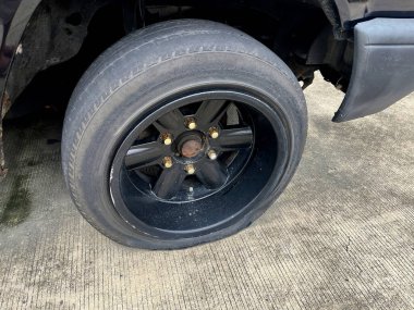 Lastiği patlamış eski bir araba. 