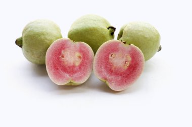 Beyaz arkaplanda taze pembe guava.