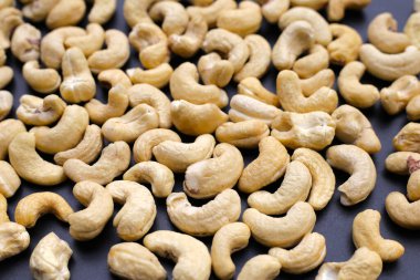 Koyu arkaplanda kaju fıstığı.