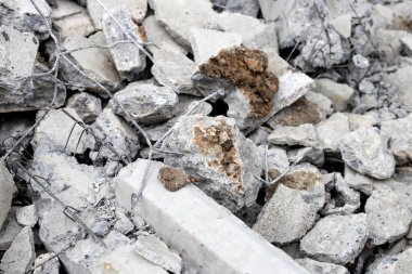 Kırık beton, yıkım üstüne yıkım.