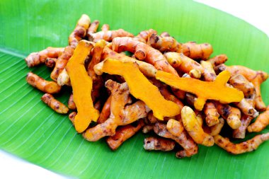 Muz yaprağında zerdeçal kökleri