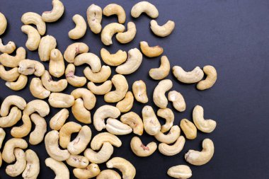 Koyu arkaplanda kaju fıstığı.