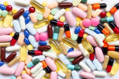 Kapsül ve hapları beyaz arka plan üzerinde renkli Tablet.