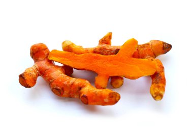 Beyaz arkaplanda zerdeçal kökleri.