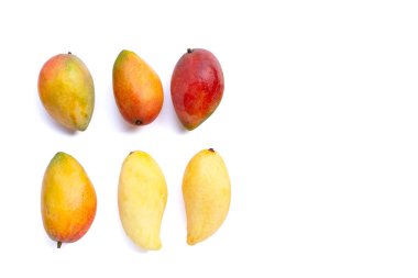 Tropik meyve, beyaz arka planda mango. Üst görünüm